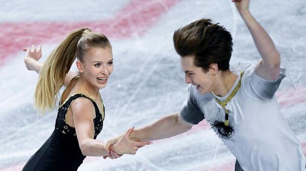 Арина Ушакова и Максим Некрасов (Россия) выступают в произвольной программе танцев на льду в финале Гран-при среди юниоров по фигурному катанию в Ванкувере