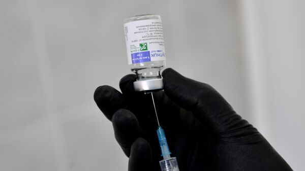 Матвиенко призвала избегать политизации в вопросе признания вакцин