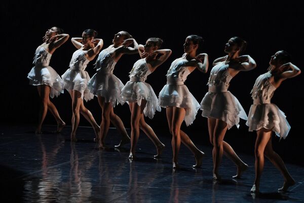 Артисты на репетиции балета Лебединое озеро в постановке французского хореографа Анжелена Прельжокажа 