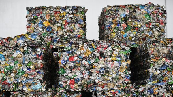 Прессованные металлические отходы на предприятии для сортировки, переработки и утилизации твердых коммунальных отходов