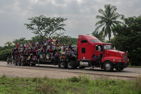 Мигрантов из Центральной Америки перевозят в Хесус-Каррансе, Мексика