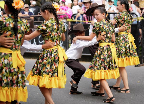 Дети танцуют традиционный танец Джоропо (Joropo) в Вильявисенсио, Колумбия