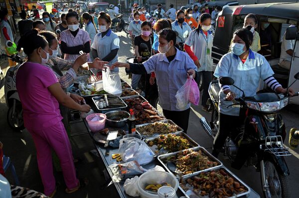 Люди покупают еду в Пномпене