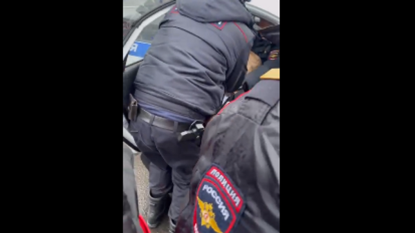 Видео задержания школьницы полицейскими в Петербурге