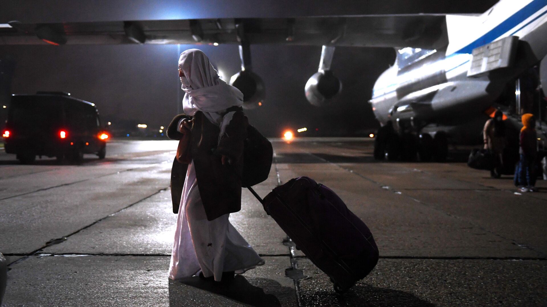 Женщина во время эвакуации граждан РФ и других стран из Афганистана в аэропорту Чкаловский в Московской области - РИА Новости, 1920, 01.12.2021