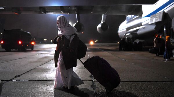 Женщина во время эвакуации граждан РФ и других стран из Афганистана в аэропорту Чкаловский в Московской области