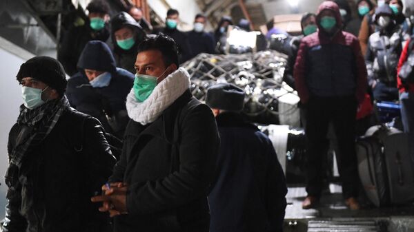 Пассажиры во время эвакуации граждан РФ и других стран из Афганистана в аэропорту Чкаловский в Московской области 