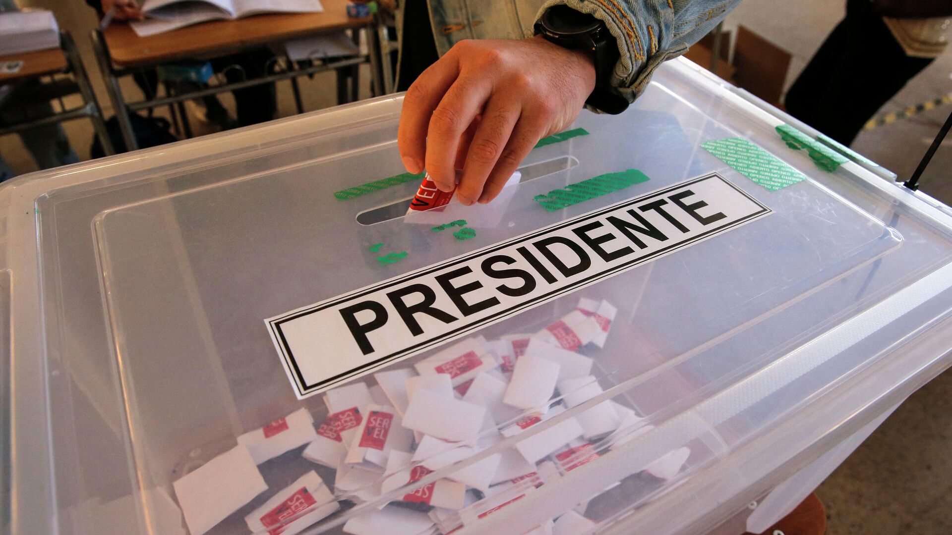 Избирательная урна во время президентских выборов в Чили - РИА Новости, 1920, 21.11.2021