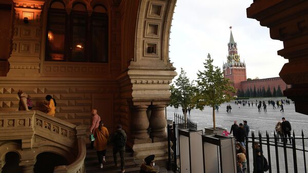 Вид на Спасскую башню Московского Кремля из арки ГУМа
