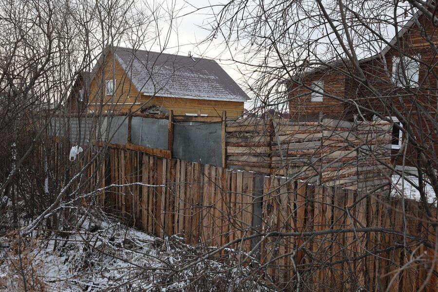 Чтобы сотрудники Иркутскэнергосбыта не смогли обнаружить майнинг-ферму, ее окружают двойным забором