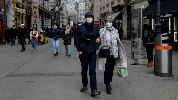 Люди в масках на улице Вены