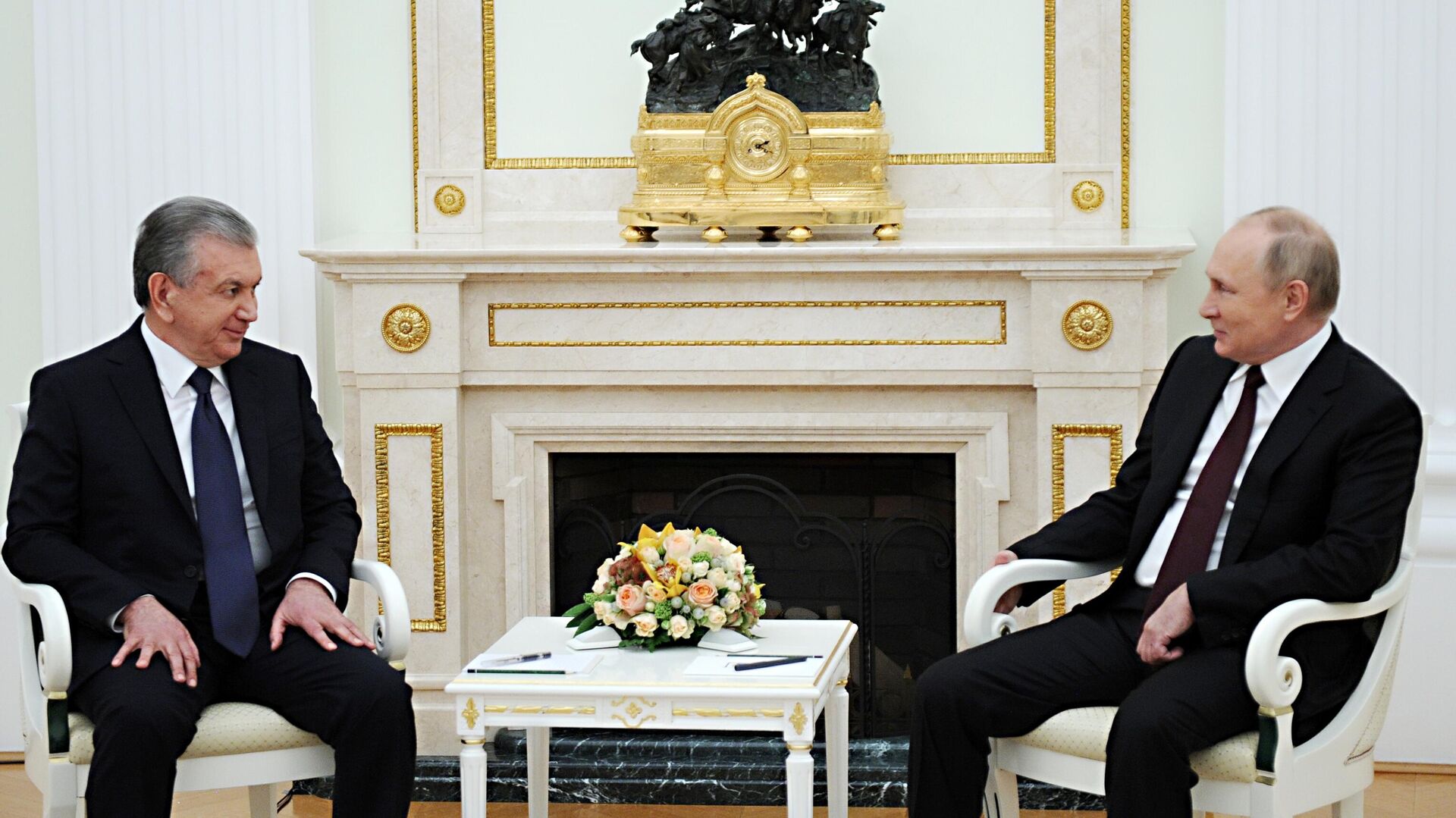 Президент РФ Владимир Путин и президент Узбекистана Шавкат Мирзиеев (слева) во время встречи в Кремле - РИА Новости, 1920, 19.11.2021