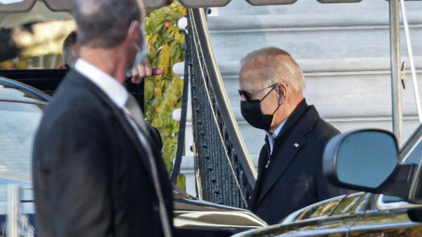 Президент США Джо Байден покидает Белый дом в Вашингтоне 