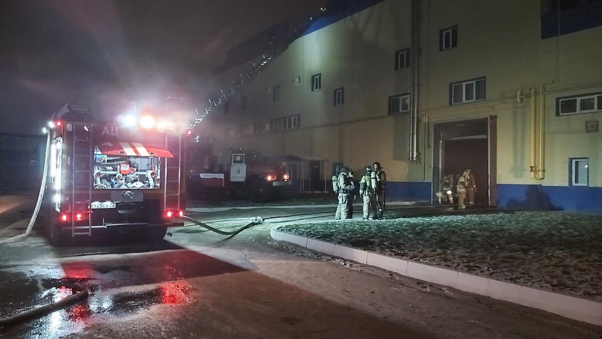 Тушение пожара в цехе по производству каменных моек в Ульяновске - РИА Новости, 1920, 19.11.2021