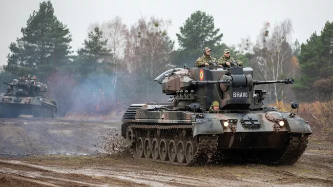 Военнослужащие Румынии во время совместных учений Rifle Forge на полигоне Бемово-Писке, Польша