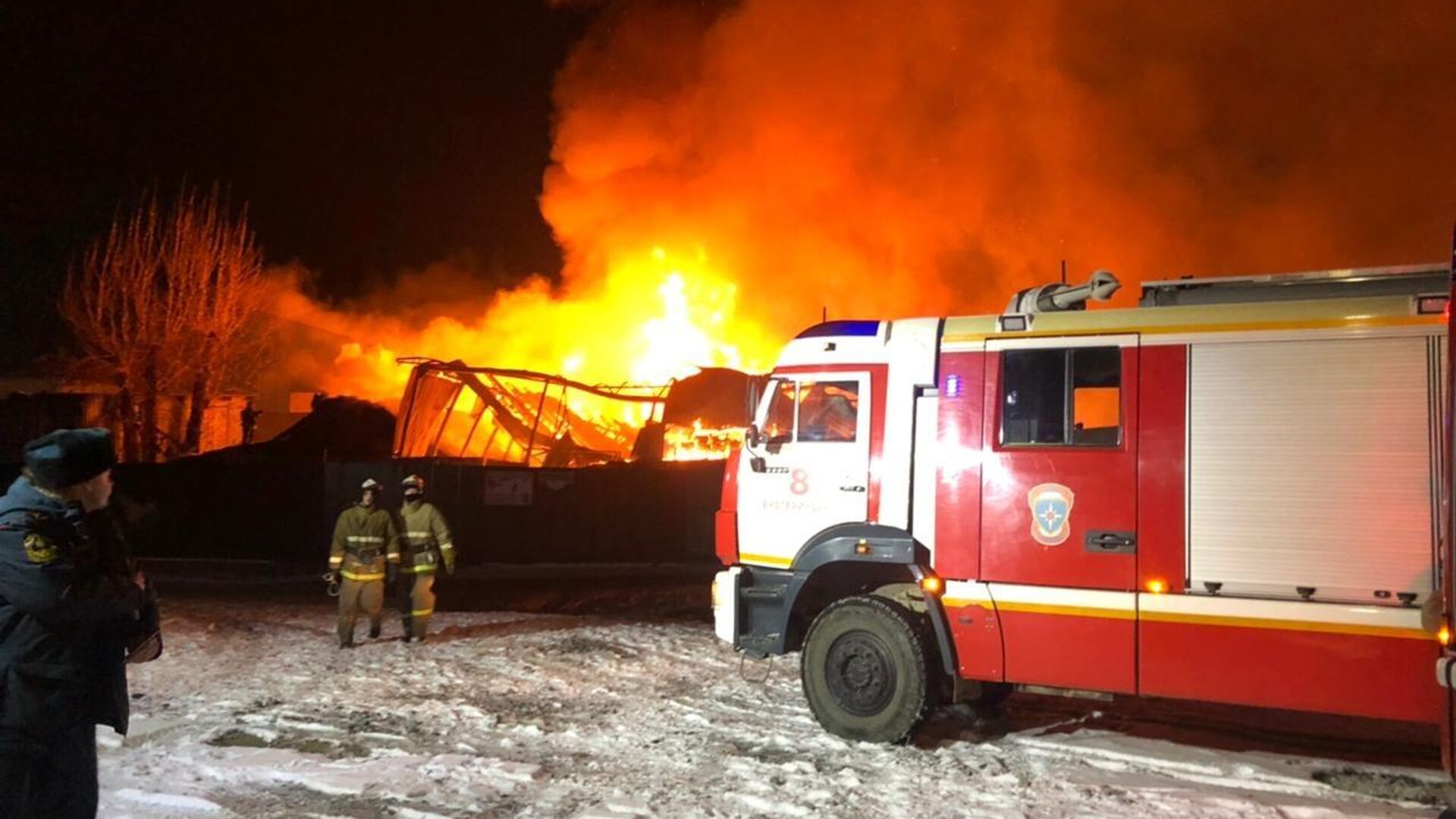 В Екатеринбурге потушили пожар в деревообрабатывающем цеху