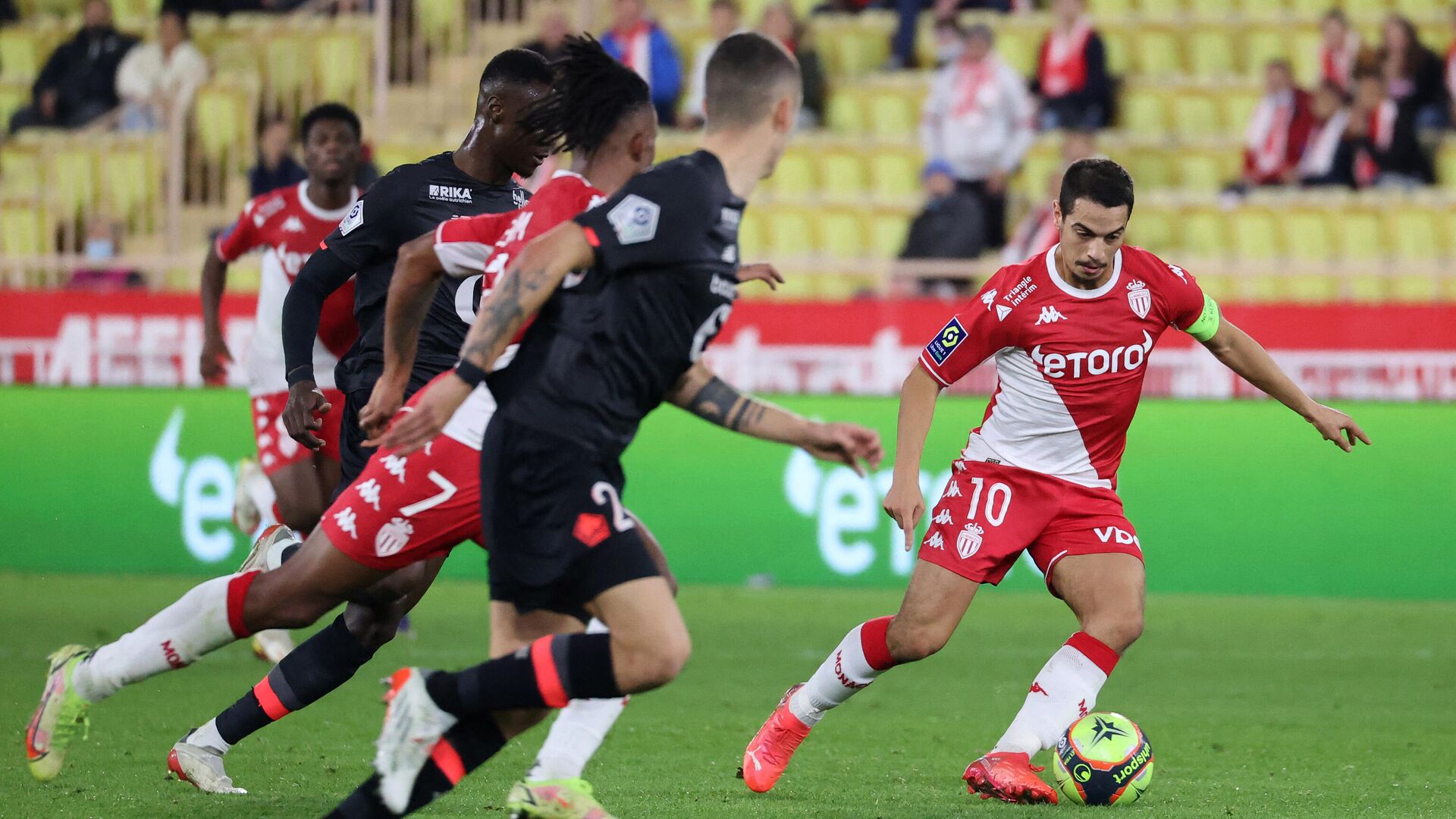 Monaco's French forward Wissam Ben Yedder (R) controls the ball during the French L1 football match between AS Monaco and Lille (LOSC) at Louis II stadium in Monaco, on November 19, 2021. (Photo by Valery HACHE / AFP) - РИА Новости, 1920, 20.11.2021