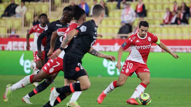 Monaco's French forward Wissam Ben Yedder (R) controls the ball during the French L1 football match between AS Monaco and Lille (LOSC) at Louis II stadium in Monaco, on November 19, 2021. (Photo by Valery HACHE / AFP)