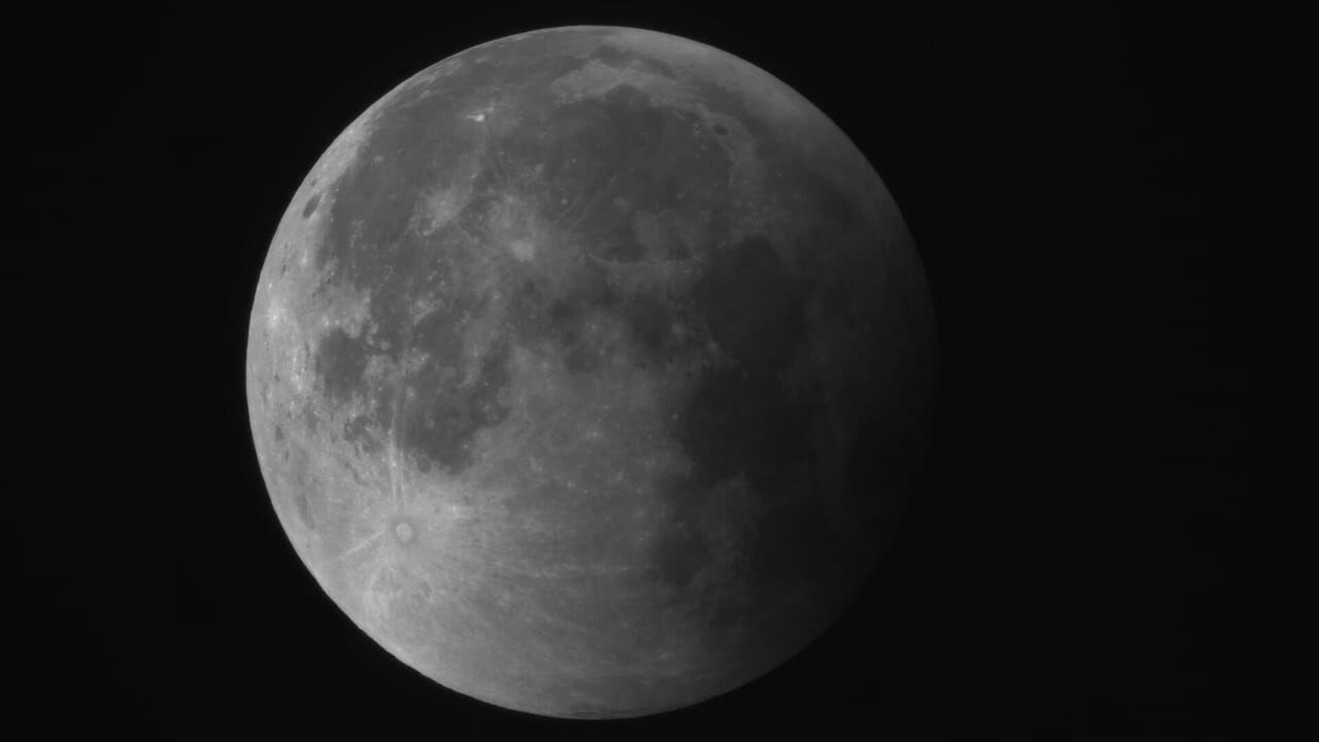 Снимок лунного затмения, сделанный на спутник Аист-2Д - РИА Новости, 1920, 20.11.2021