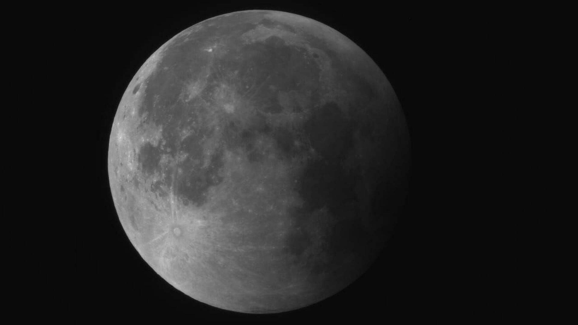 Снимок лунного затмения, сделанный на спутник Аист-2Д - РИА Новости, 1920, 20.11.2021