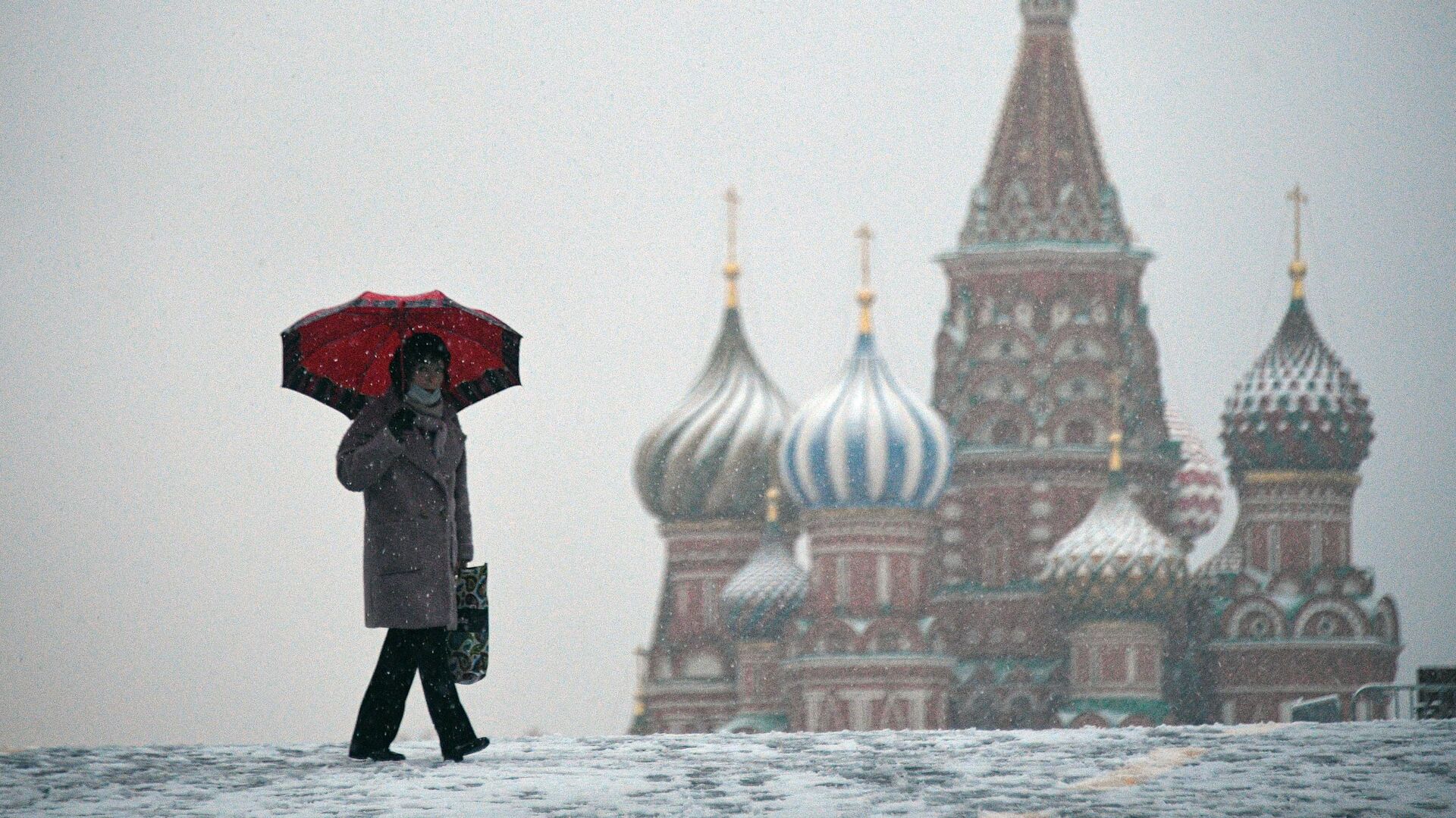 Женщина во время снегопада на Красной площади в Москве - РИА Новости, 1920, 08.12.2021