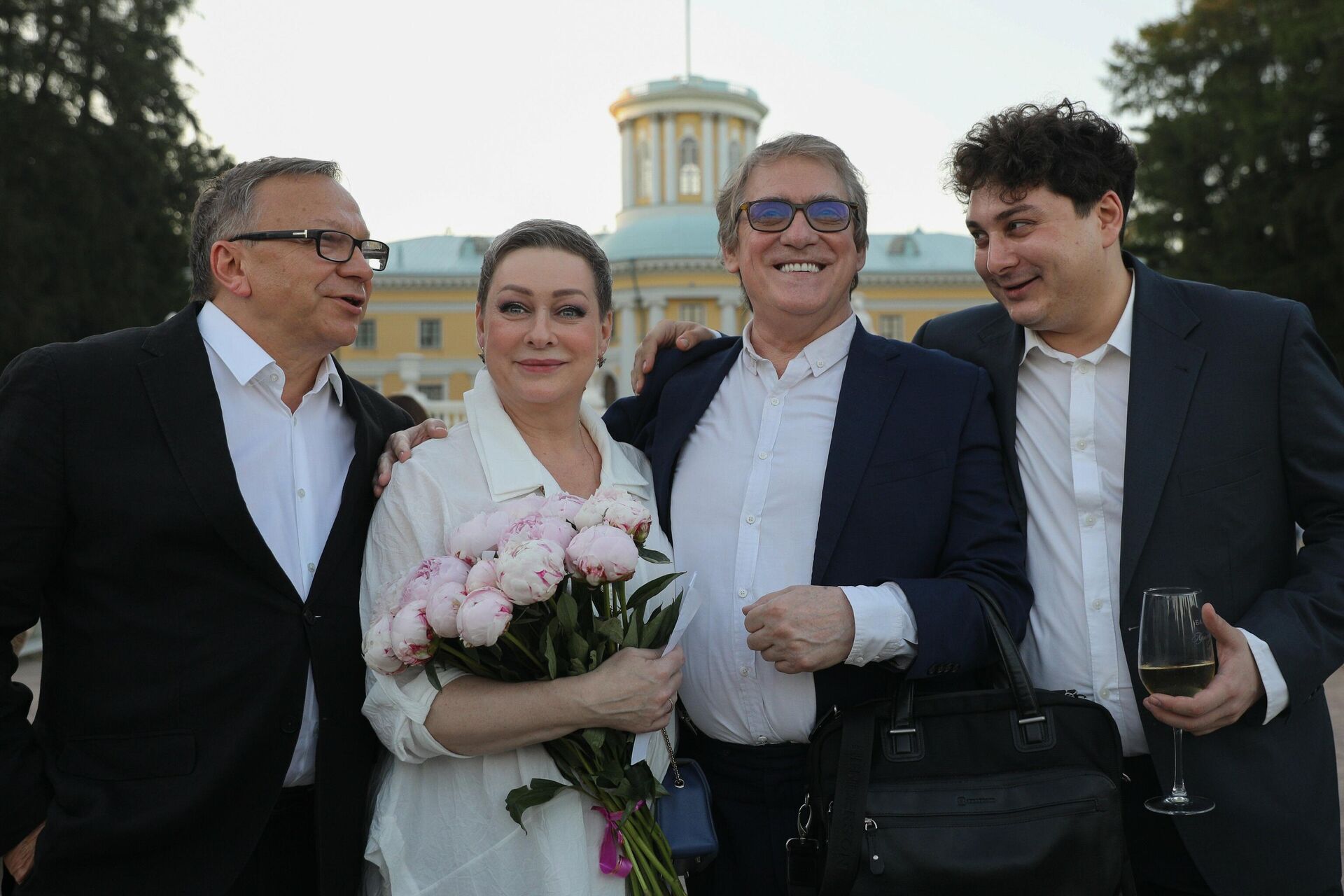 Режиссер Игорь Угольников и актеры Мария Аронова, Валерий Гаркалин, Владислав Гандрабура в музее-усадьбе Архангельское Режиссер Игорь Угольников и актеры Мария Аронова, Валерий Гаркалин, Владислав Гандрабура в музее-усадьбе Архангельское - РИА Новости, 1920, 27.10.2025