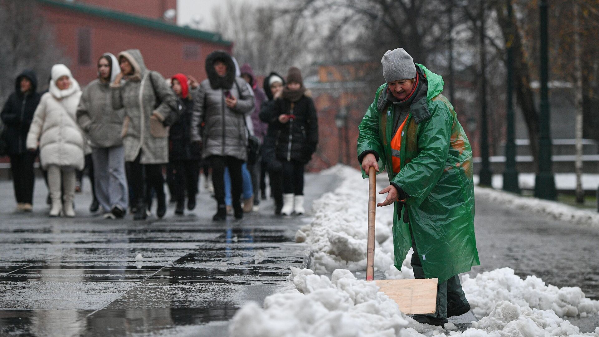 Работница коммунальной службы убирает снег в Александровском саду в Москве - РИА Новости, 1920, 25.11.2021