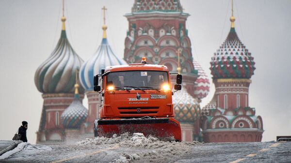 Снегоуборочная машина убирает снег на Красной площади в Москве