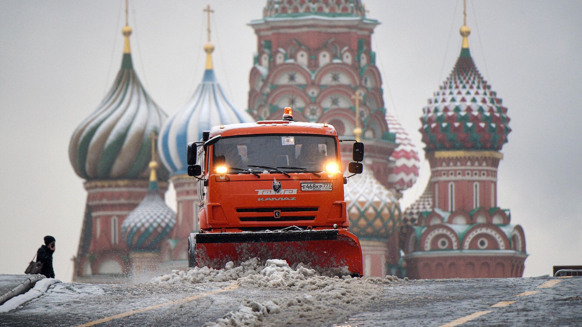 Снегоуборочная машина убирает снег на Красной площади в Москве - РИА Новости, 1920, 21.11.2021