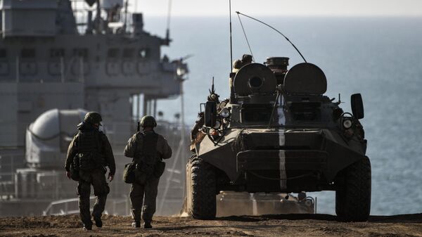 Высадка десанта морской пехоты с техникой  во время учений Черноморского флота Крыму