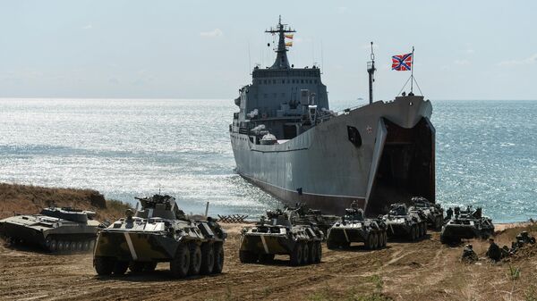 Большой десантный корабль Орск во время двухстороннего тактического учения соединений морской пехоты и береговой обороны на полигоне в Крыму