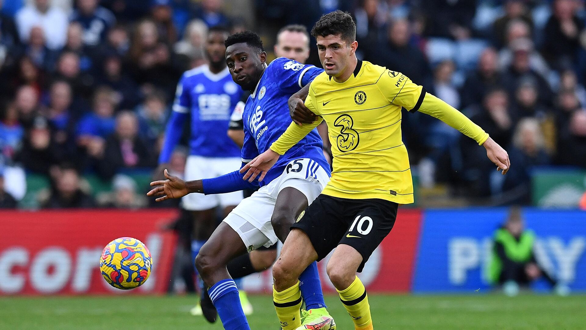 Leicester City's Nigerian midfielder Wilfred Ndidi (L) vies with Chelsea's US midfielder Christian Pulisic during the English Premier League football match between Leicester City and Chelsea at the King Power Stadium in Leicester, central England on November 20, 2021. (Photo by Ben STANSALL / AFP) / RESTRICTED TO EDITORIAL USE. No use with unauthorized audio, video, data, fixture lists, club/league logos or 'live' services. Online in-match use limited to 120 images. An additional 40 images may be used in extra time. No video emulation. Social media in-match use limited to 120 images. An additional 40 images may be used in extra time. No use in betting publications, games or single club/league/player publications. /  - РИА Новости, 1920, 20.11.2021