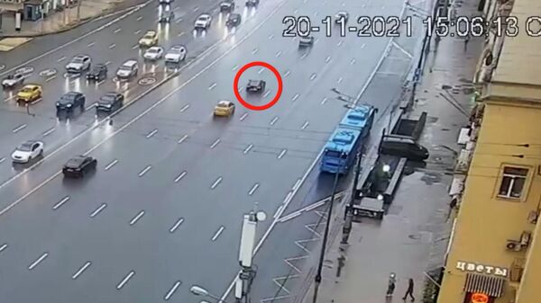 Начало аварии на Кутузовском проспекте с участием BMW. Кадры с камеры слежения