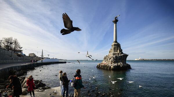 На набережной в Севастополе у памятника Затопленным кораблям