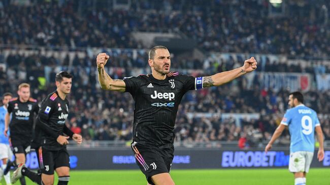 Juventus' Italian defender Leonardo Bonucci celebrates after opening the scoring with a penalty kick during the Italian Serie A football match between Lazio and Juventus on November 20, 2021 at the Olympic stadium in Rome. (Photo by Vincenzo PINTO / AFP)