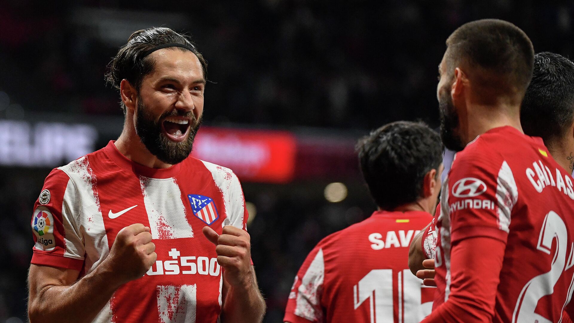 Atletico Madrid's Brazilian defender Felipe (L) celebrates after scoring a goal during the Spanish league football match between Club Atletico de Madrid and CA Osasuna at the Wanda Metropolitano stadium in Madrid on November 20, 2011. (Photo by PIERRE-PHILIPPE MARCOU / AFP) - РИА Новости, 1920, 20.11.2021