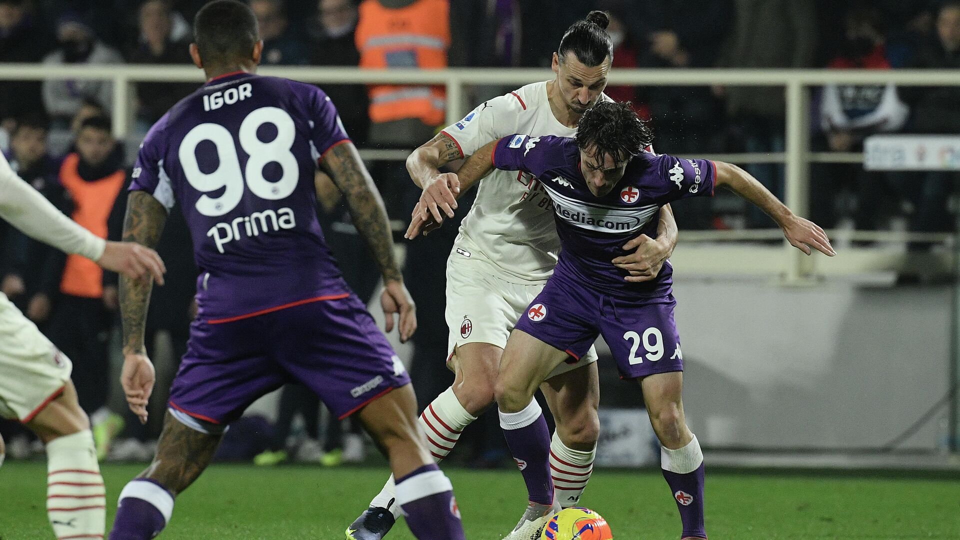 AC Milan's Swedish forward Zlatan Ibrahimovic (L) fights for the ball with Fiorentina's Spanish defender Alvaro Odriozola during the Italian Serie A football match between Fiorentina and AC Milan at the Artemio Franchi Stadium in Florence, Italy, on November 20, 2021. (Photo by Filippo MONTEFORTE / AFP) - РИА Новости, 1920, 21.11.2021