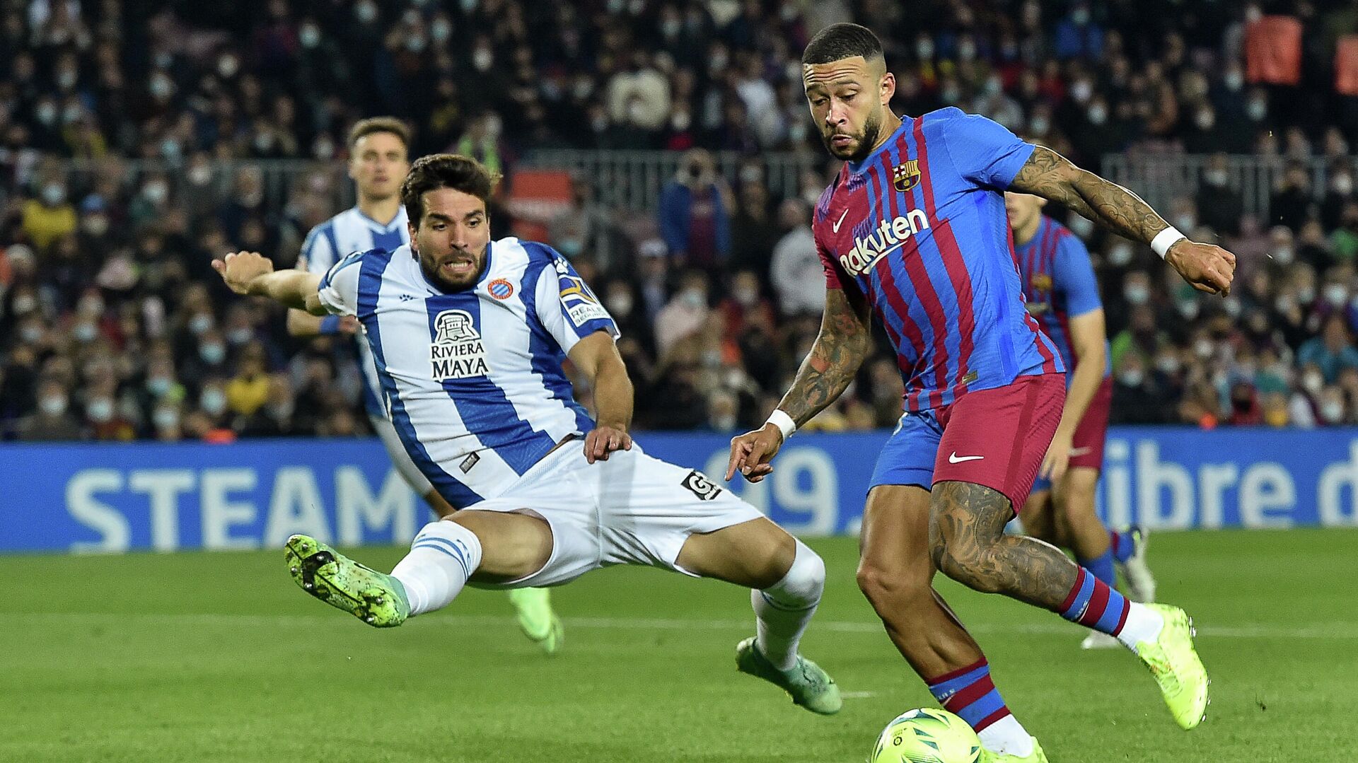 Barcelona's Dutch forward Memphis Depay (R) fights for the ball with Espanyol's Uruguayan defender Leandro Cabrera during the Spanish league football match between FC Barcelona and RCD Espanyol, at the Camp Nou stadium in Barcelona on November 20, 2021. (Photo by Pau BARRENA / AFP) - РИА Новости, 1920, 21.11.2021