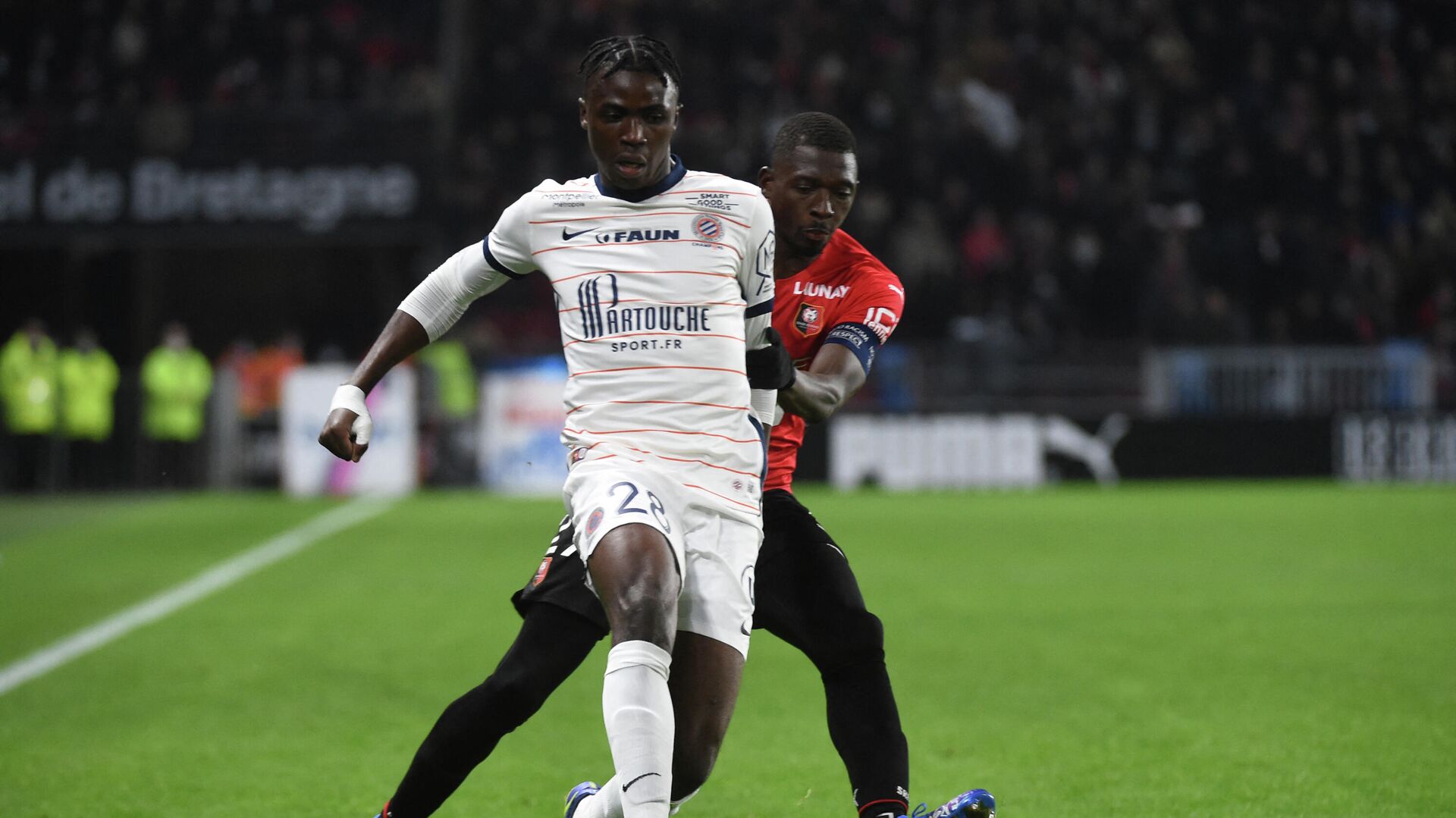 Montpellier's Congolese forward Beni Makouana (L) fights for the ball with Rennes' Malien defender Hamari Traore (R) during the French L1 football match between Stade Rennais Football Club and Montpellier Herault SC, at The Roazhon Park Stadium in Rennes, north-western France on November 20, 2021. (Photo by JEAN-FRANCOIS MONIER / AFP) - РИА Новости, 1920, 21.11.2021