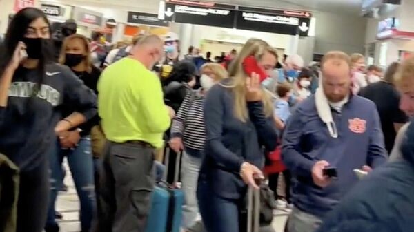 Люди собираются покинуть международный аэропорт Атланты после сообщения о стрельбе