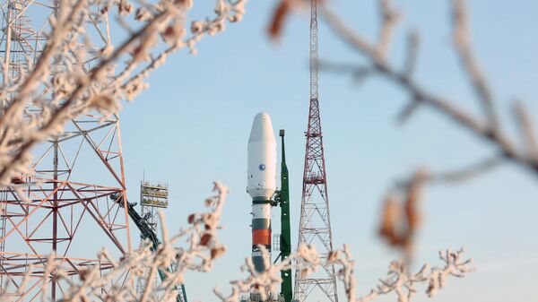 РН Союз-2.1б с транспортным кораблем-модулем Прогресс М-УМ установили на стартовым комплексе космодрома Байконур