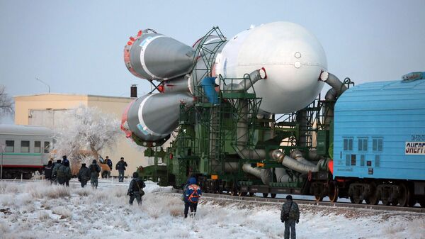Ракета-носитель Союз-2.1б с транспортным кораблем-модулем Прогресс М-УМ на стартовом комплексе космодрома Байконур