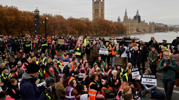 Активисты блокируют движение транспорта по Ламбетскому мосту в Лондоне