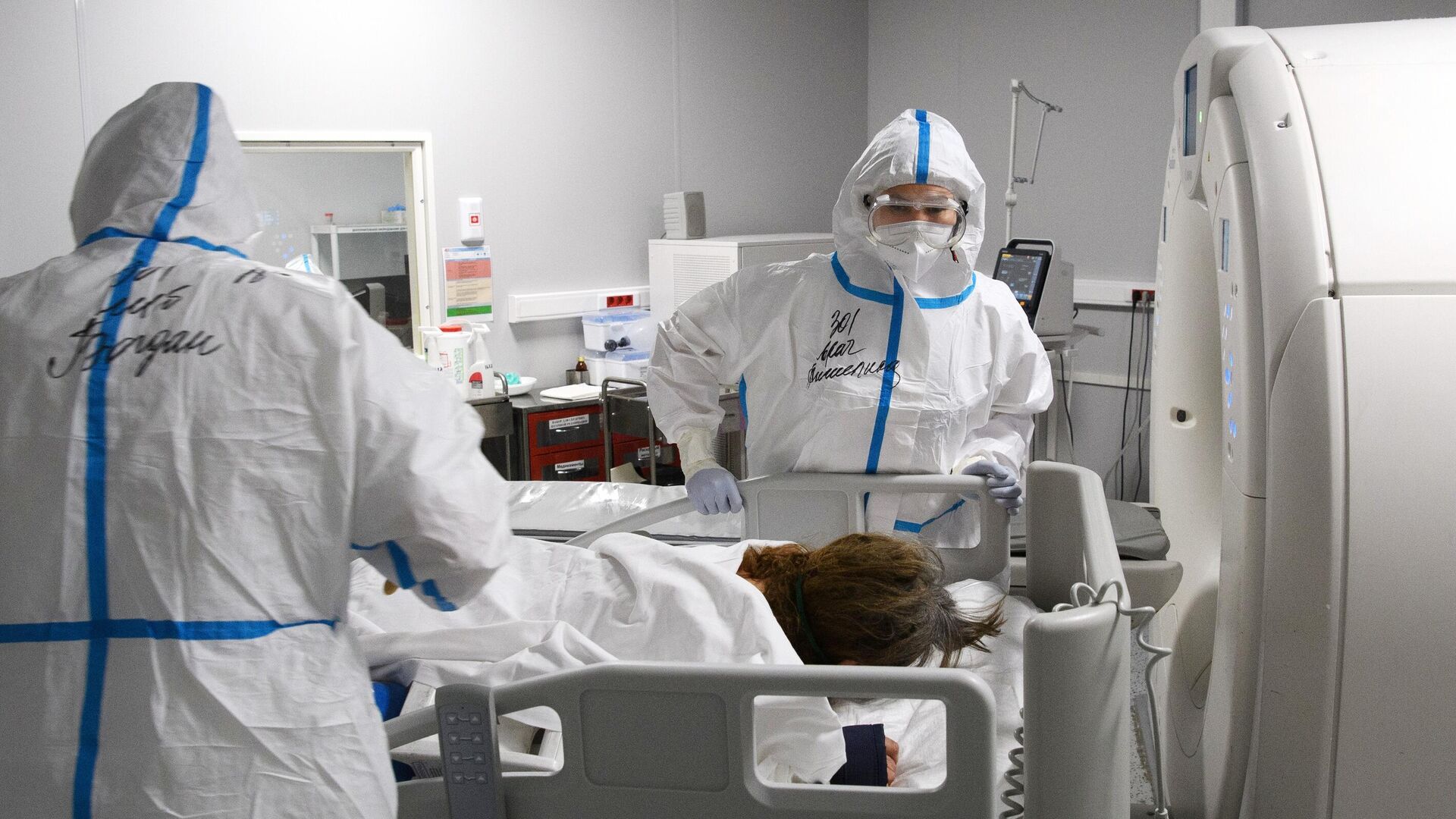 Медицинские сотрудники готовят пациента с COVID-19 к проведению компьютерной томографии в резервном госпитале на ВДНХ в Москве - РИА Новости, 1920, 30.11.2021