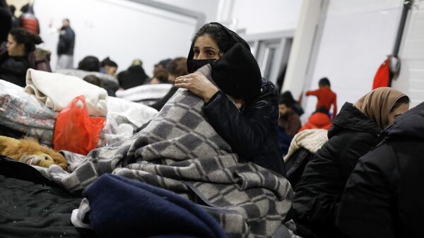 Беженцы с Ближнего Востока в центре временного содержания мигрантов в логистическом центре в пункте пропуска Брузги