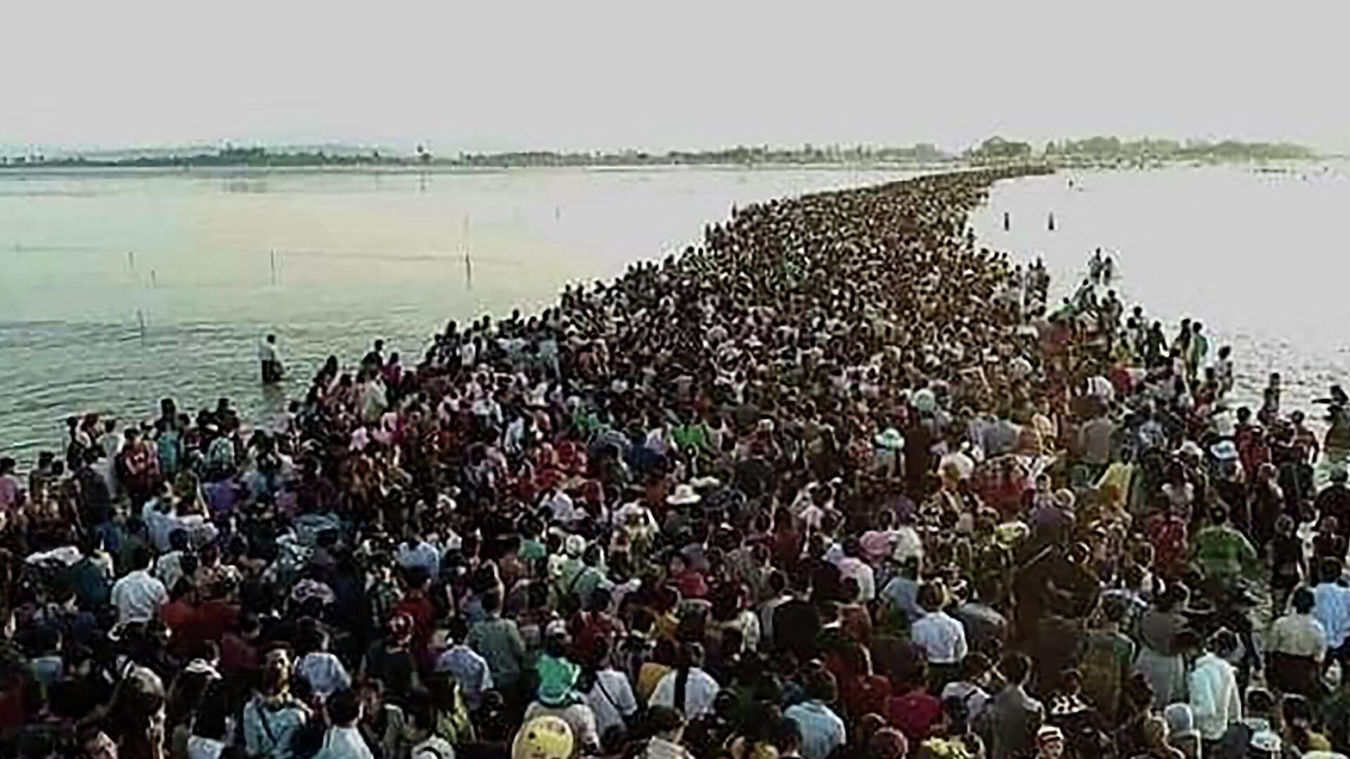 Посетители фестиваля пагоды пересекают дамбу, чтобы добраться до пагоды Кйайкхами Йей Ле в Мьянме - РИА Новости, 1920, 21.11.2021