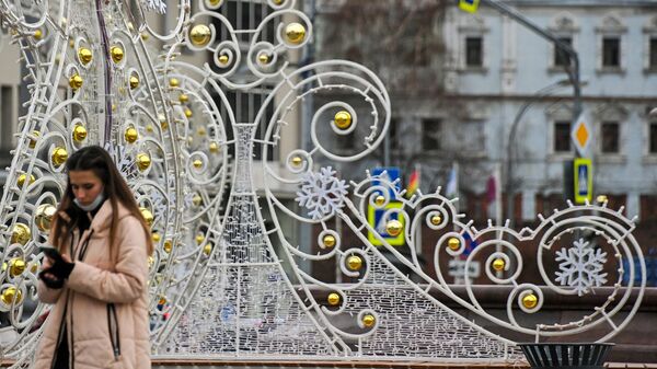Новогодняя иллюминация возле ЦУМа в Москве