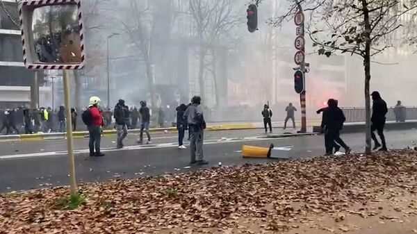 Улицы в дыму: акция против антиковидных ограничений в Брюсселе