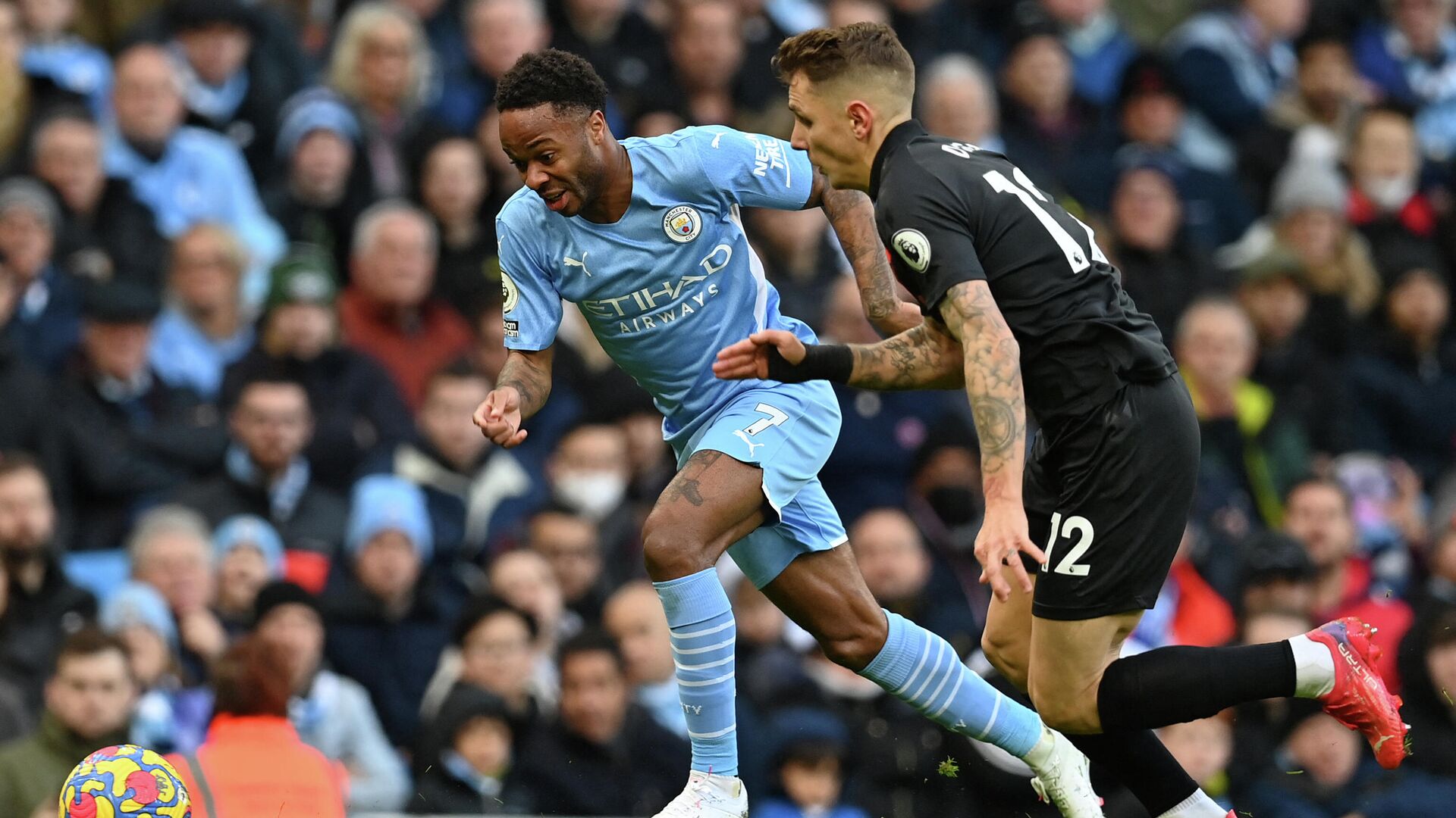 Manchester City's English midfielder Raheem Sterling (L) vies with Everton's French defender Lucas Digne (R) during the English Premier League football match between Manchester City and Everton at the Etihad Stadium in Manchester, north west England, on November 21, 2021. (Photo by Paul ELLIS / AFP) / RESTRICTED TO EDITORIAL USE. No use with unauthorized audio, video, data, fixture lists, club/league logos or 'live' services. Online in-match use limited to 120 images. An additional 40 images may be used in extra time. No video emulation. Social media in-match use limited to 120 images. An additional 40 images may be used in extra time. No use in betting publications, games or single club/league/player publications. / - РИА Новости, 1920, 21.11.2021