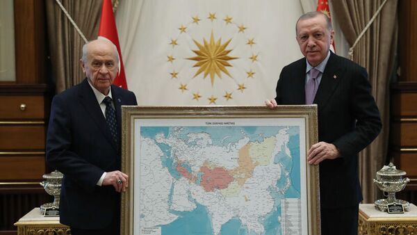 Лидер ПНД Девлет Бахчели и президент Турции Реджеп Тайип Эрдоган с картой тюркского мира